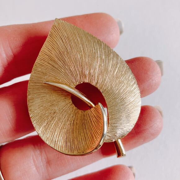VTG Signed Pastelli Gold Tone Leaf Brooch Mid Century Modernist Pin 60s Jewelry - Picture 2 of 10